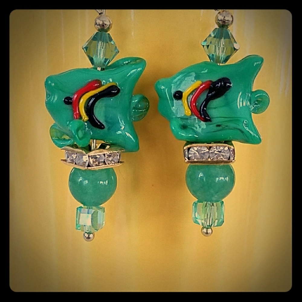 HANDCRAFTED GLASS N SWAVORSKI CRYSTAL FISH EARART